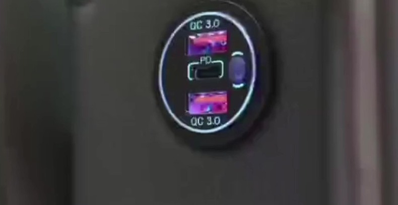 USB-зарядка в салоні Mercedes Sprinter 907